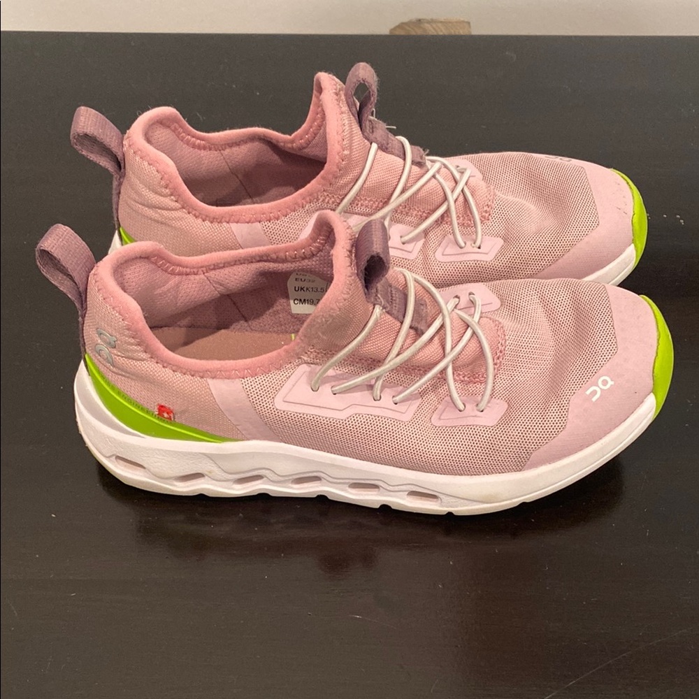 Euc girls On sneakers